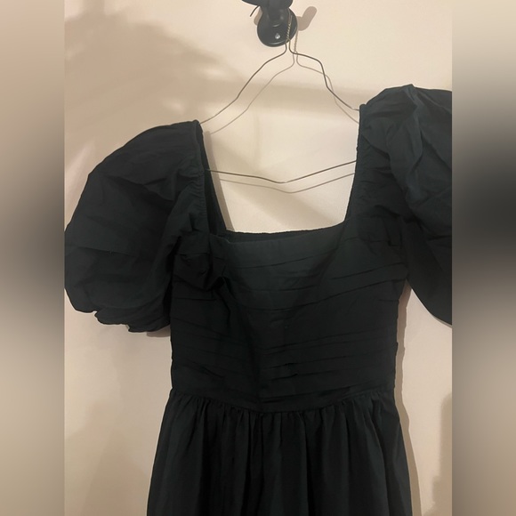 Elegant Black Puff Sleeve Dress - Picture 6 of 7